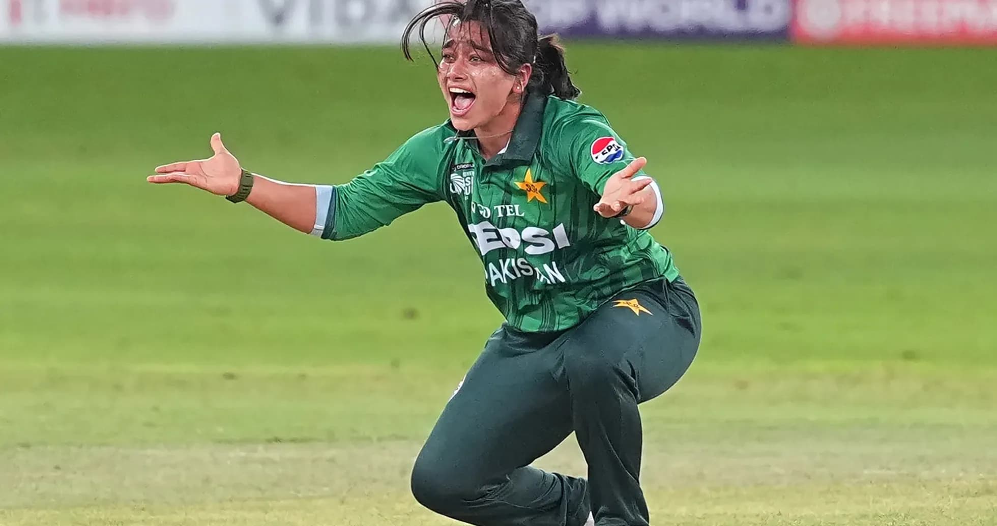 Jugadora de Pakistán celebrando una jugada en cricket