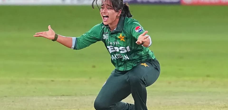 Jugadora de Pakistán celebrando una jugada en cricket