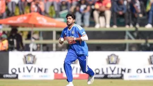 Jugador corriendo en el campo de cricket