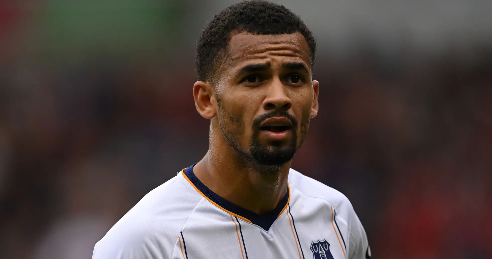 Jugador de fútbol en uniforme de Everton durante partido