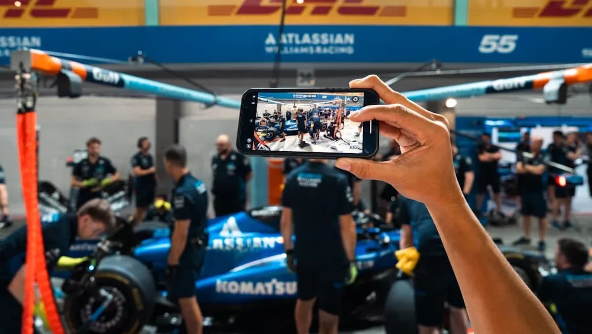 Persona tomando foto del equipo Williams en boxes