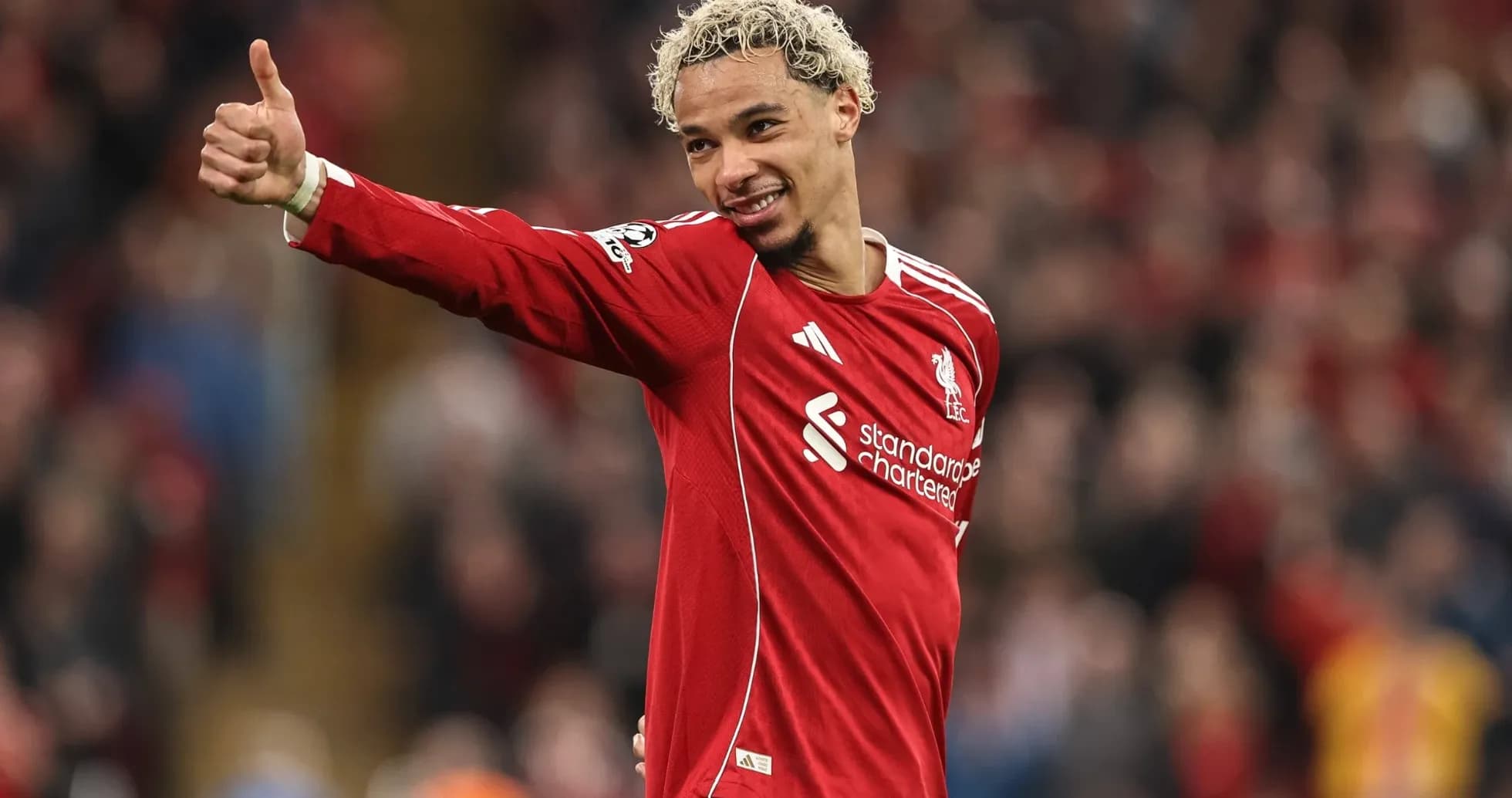 Jugador de Liverpool sonriendo y levantando pulgar