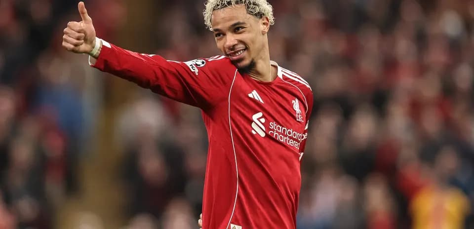 Jugador de Liverpool sonriendo y levantando pulgar