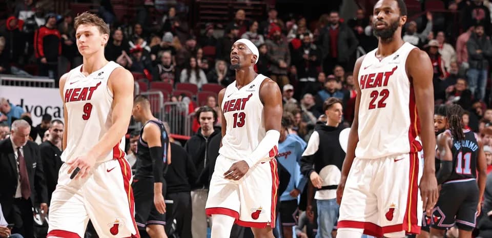 Jugadores del Miami Heat caminando por la cancha
