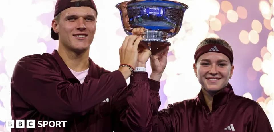 Jugadores levantando trofeo en ceremonia de premiación