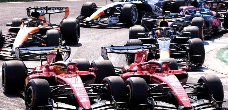 Varios coches de Fórmula 1 compitiendo en curva