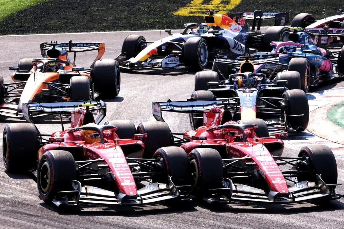 Varios coches de Fórmula 1 compitiendo en curva