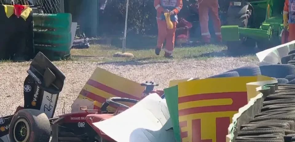 Coche de F1 accidentado junto a barrera de neumáticos