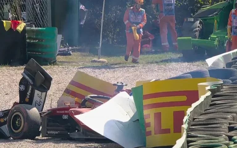 Coche de F1 accidentado junto a barrera de neumáticos
