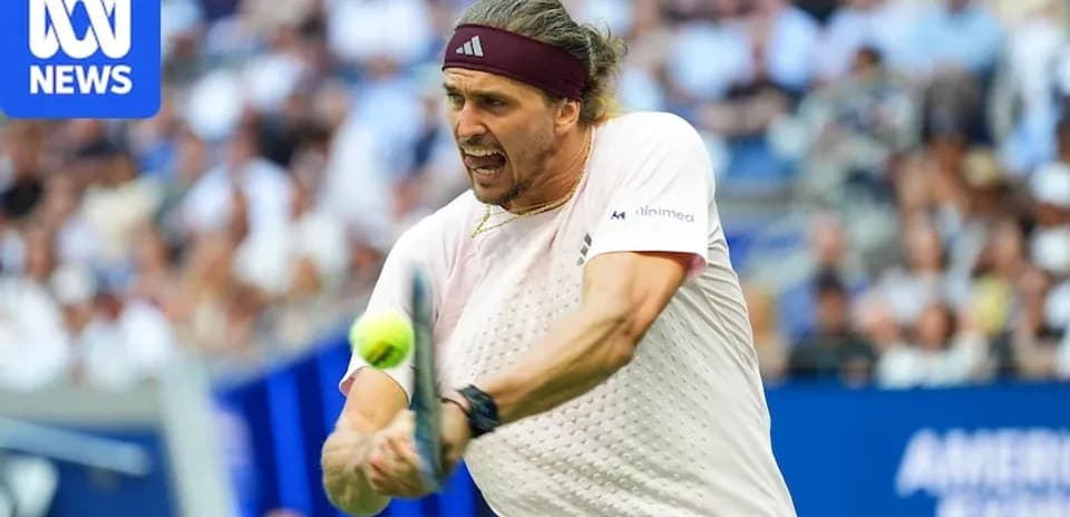 Jugador golpeando la pelota en un partido de tenis