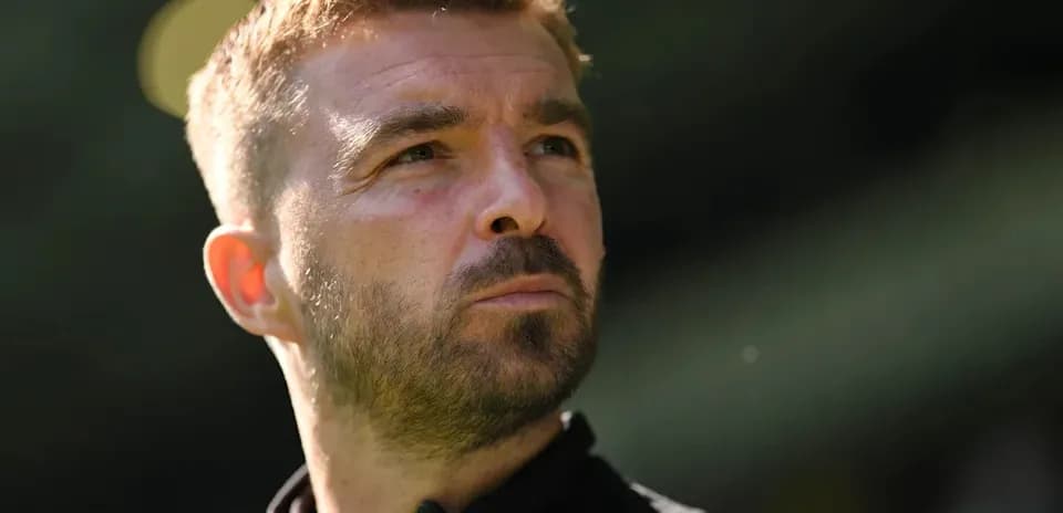 Entrenador mirando hacia el campo de juego