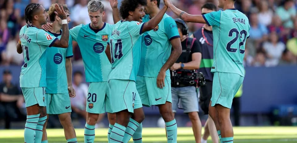 Jugadores de Barcelona celebrando un gol en el campo