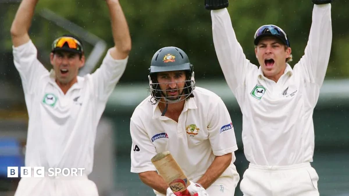 Jugadores de cricket celebrando una decisión de out