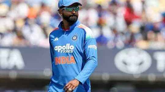 Jugador de cricket de India en uniforme azul