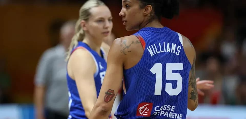 Jugadoras de baloncesto en acción durante un partido