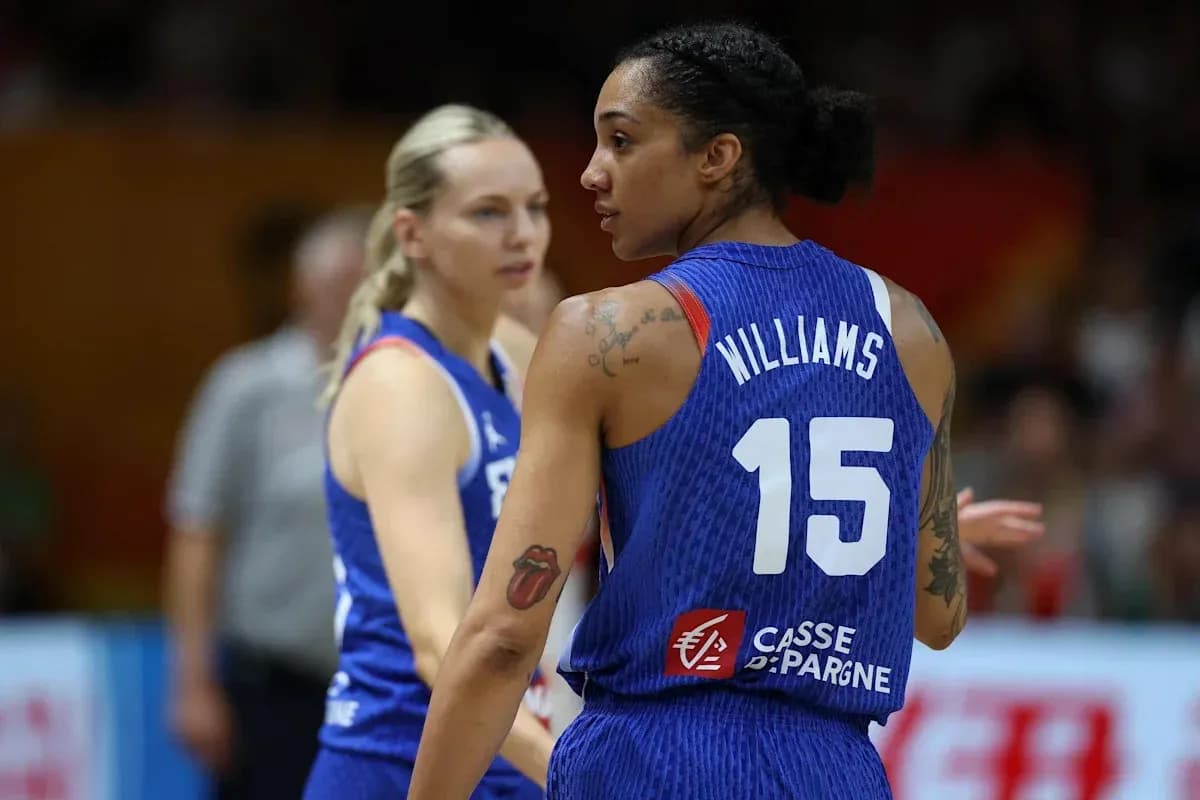 Jugadoras de baloncesto en acción durante un partido