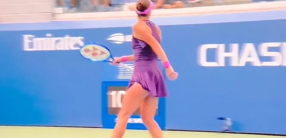 Jugadora de tenis con raqueta en la cancha