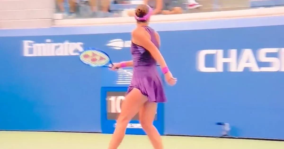 Jugadora de tenis con raqueta en la cancha