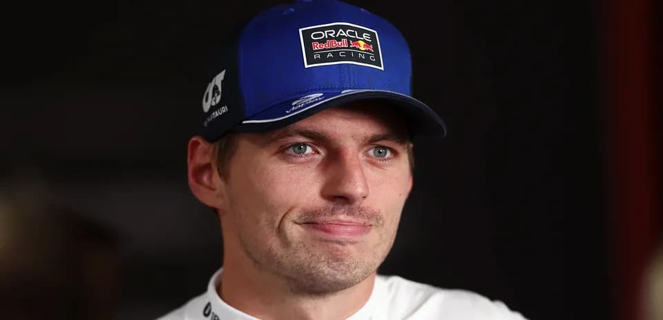 Piloto con gorra de Red Bull en conferencia