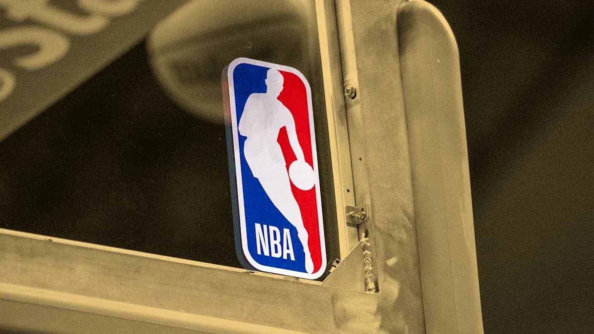 Logotipo de la NBA en una superficie metálica