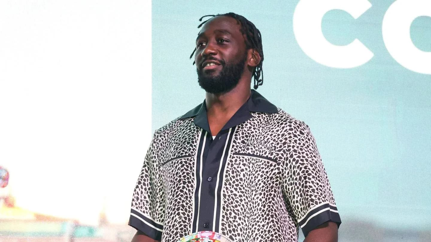 Hombre con camiseta de estampado en evento deportivo