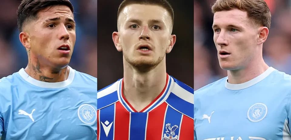Tres jugadores de fútbol en uniforme durante un partido