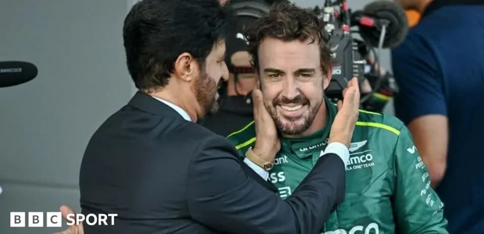 Fernando Alonso sonriente tras una entrevista