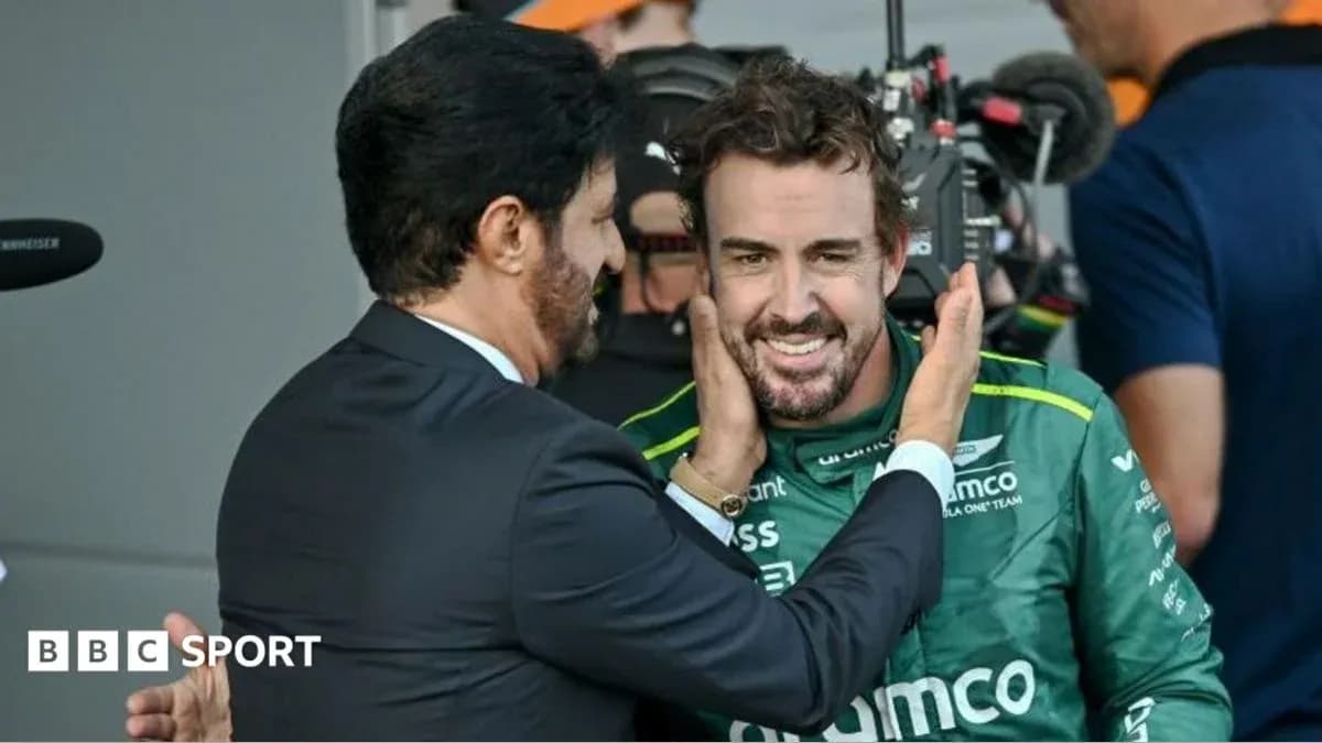 Fernando Alonso sonriente tras una entrevista