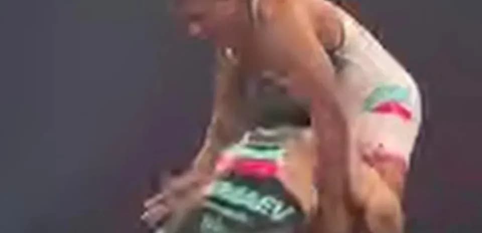 Luchadores en acción durante una competencia de lucha