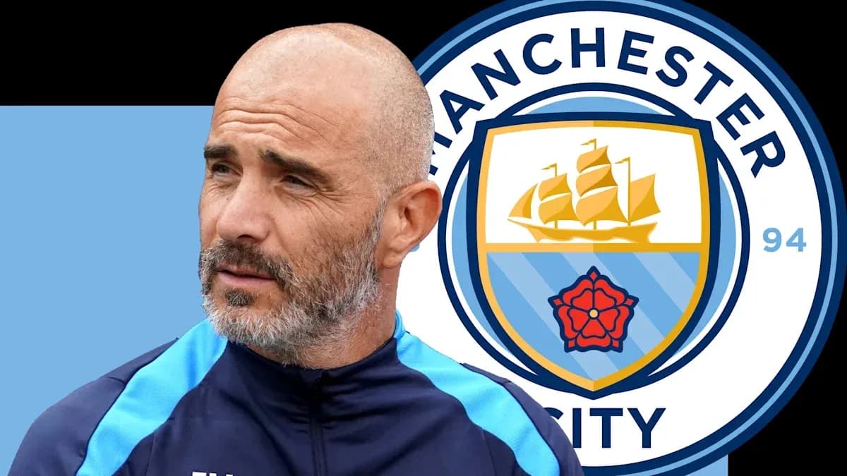 Entrenador junto al escudo de Manchester City