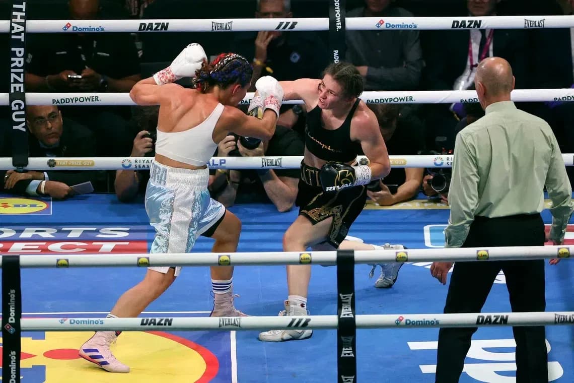 Boxeadoras intercambiando golpes en el ring