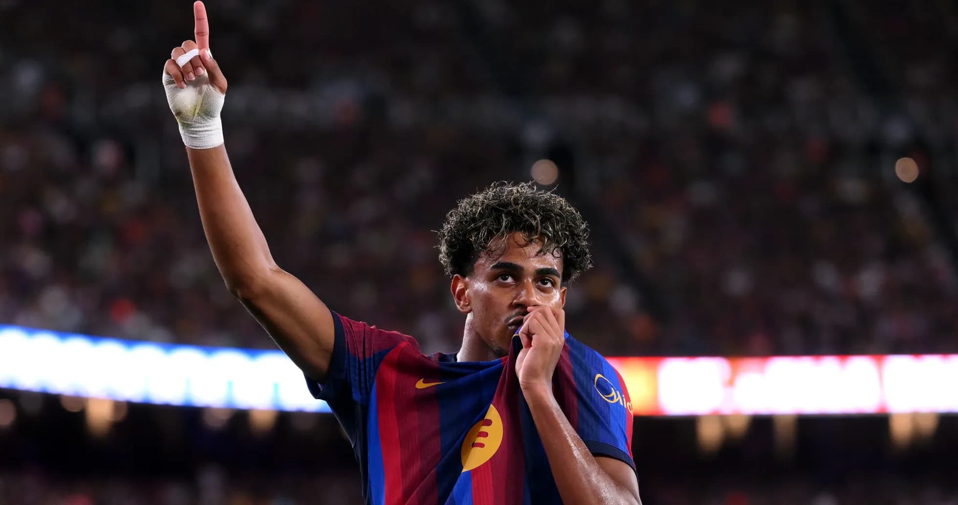 Jugador de Barcelona celebrando con la camiseta