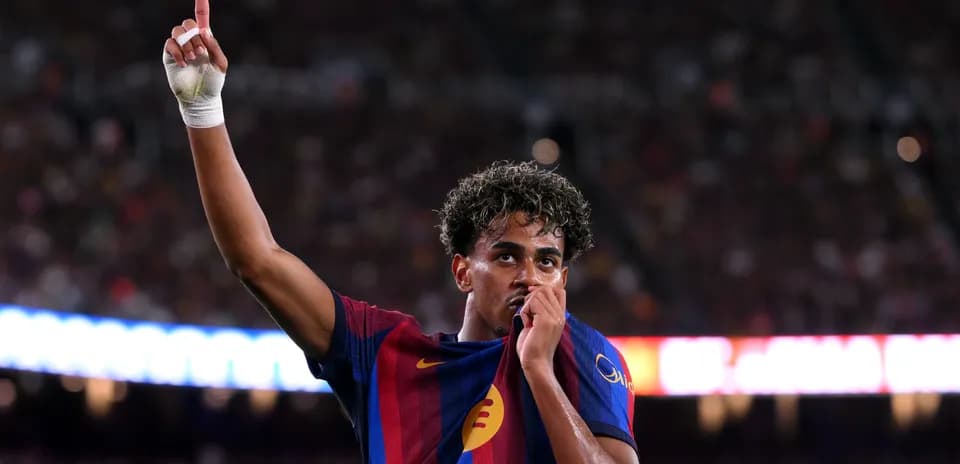 Jugador de Barcelona celebrando con la camiseta