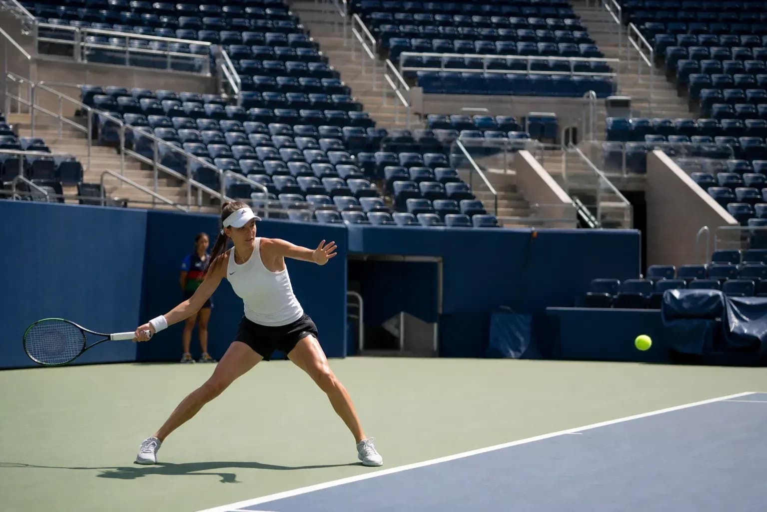 Jugadora de tenis golpeando una pelota en la cancha