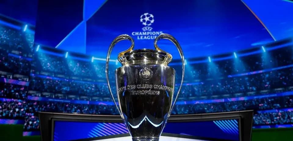 Trofeo de la UEFA Champions League en escenario iluminado