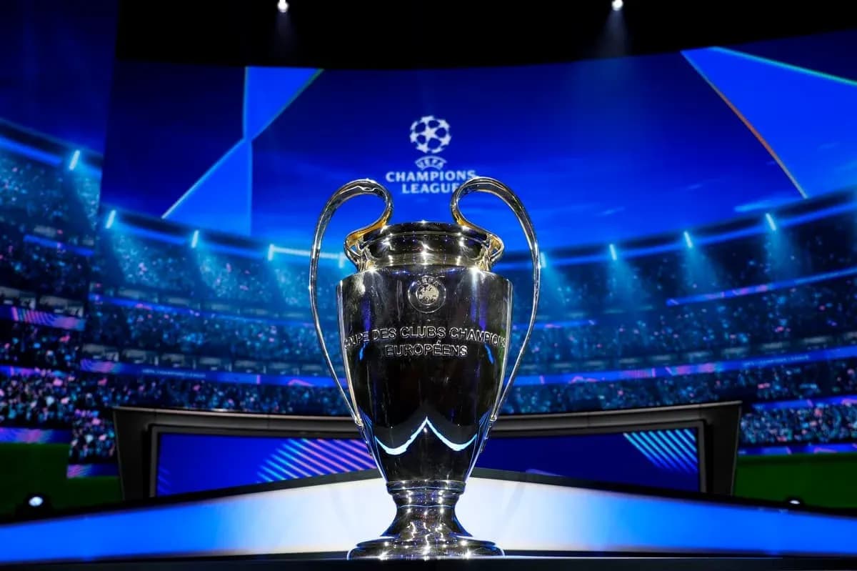 Trofeo de la UEFA Champions League en escenario iluminado