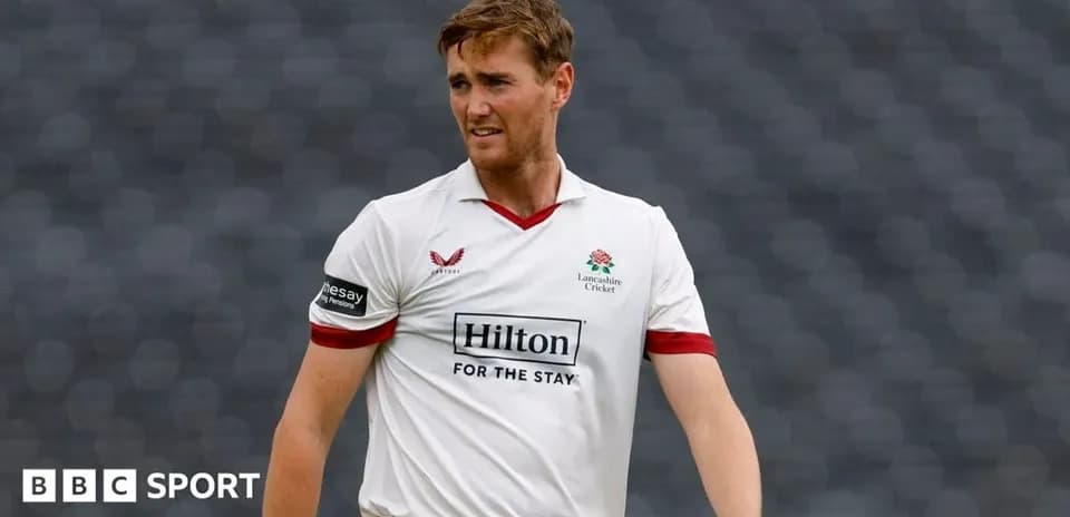 Jugador de cricket de Lancashire en uniforme blanco