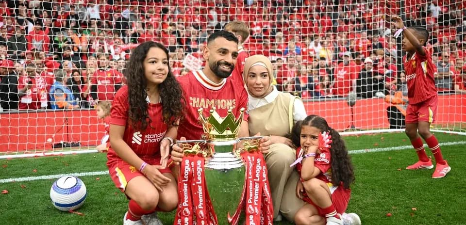 Mohamed Salah con su familia y trofeo de Premier League