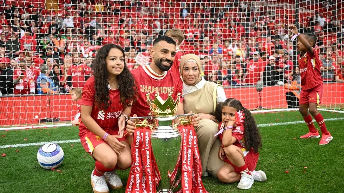 Mohamed Salah con su familia y trofeo de Premier League