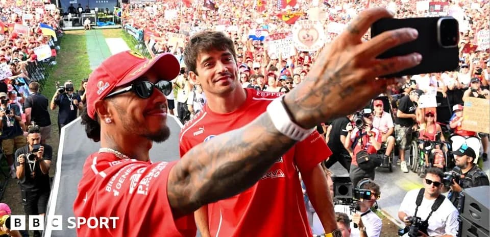 Pilotos posando para selfie con fanáticos de fondo