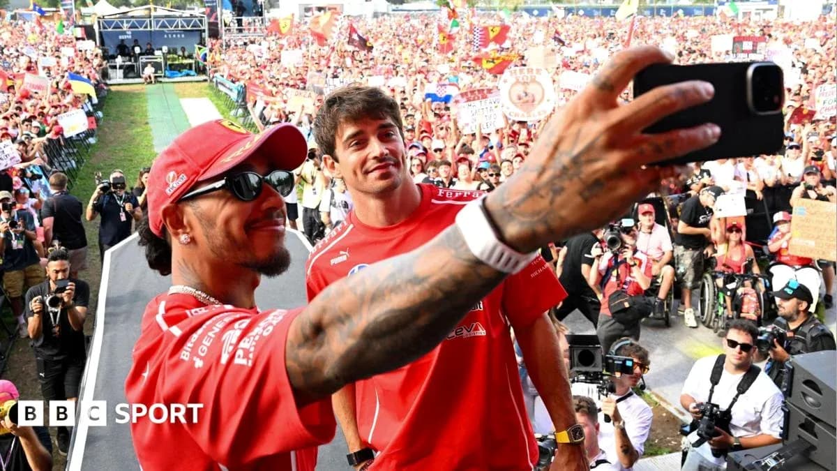 Pilotos posando para selfie con fanáticos de fondo