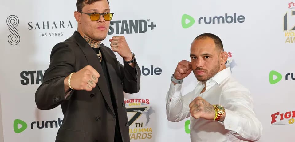 Dos peleadores posando con puños en evento de MMA