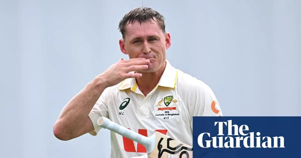 Jugador de cricket saludando tras anotar carreras