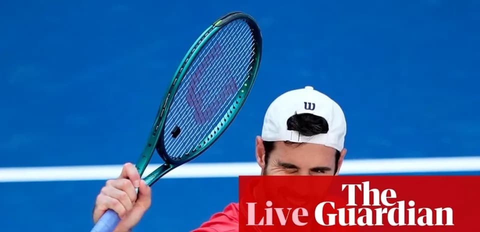 Jugador de tenis levantando su raqueta en la cancha