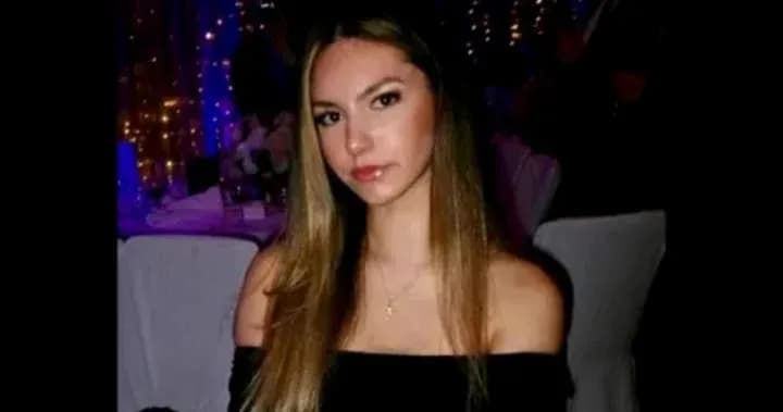Joven sentada en una fiesta con fondo iluminado