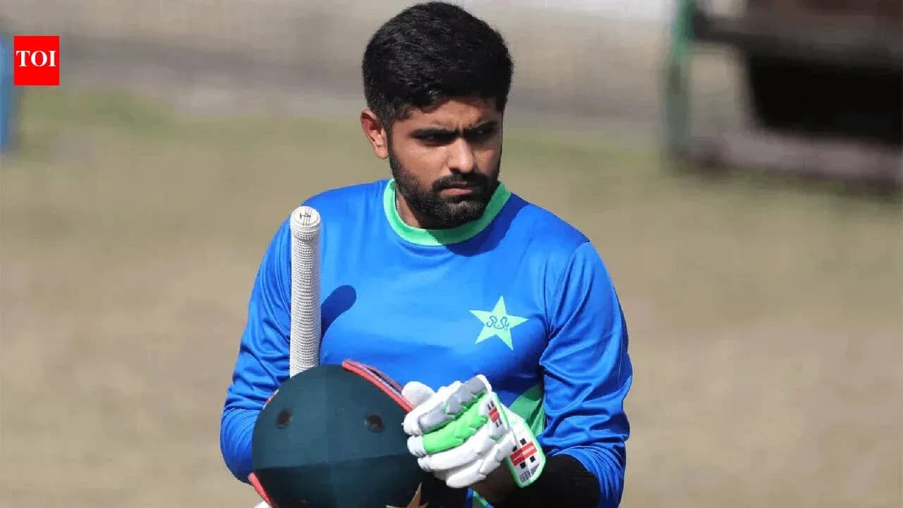 Jugador de cricket sosteniendo un bate en el campo