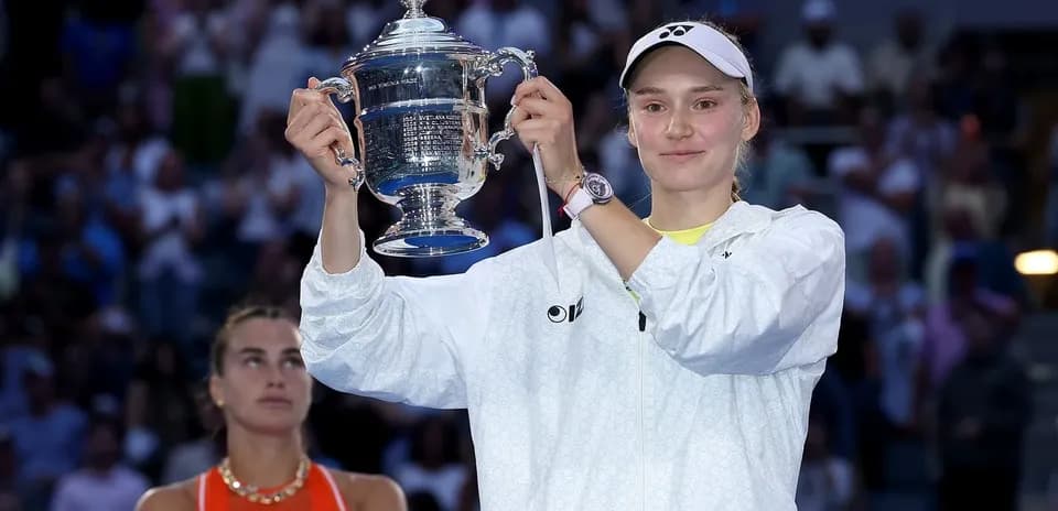 Jugadora levantando el trofeo en la ceremonia final