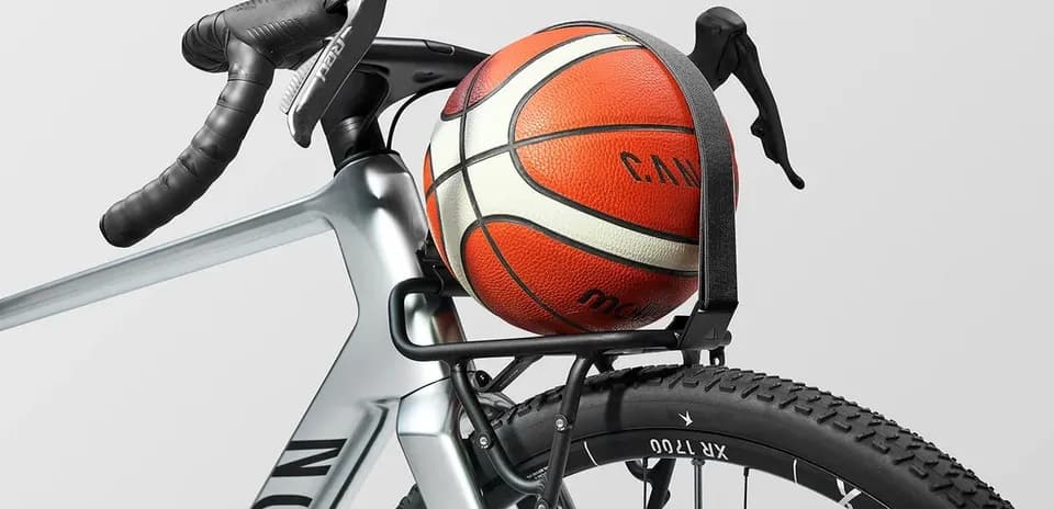 Balón de baloncesto sobre una bicicleta de carretera