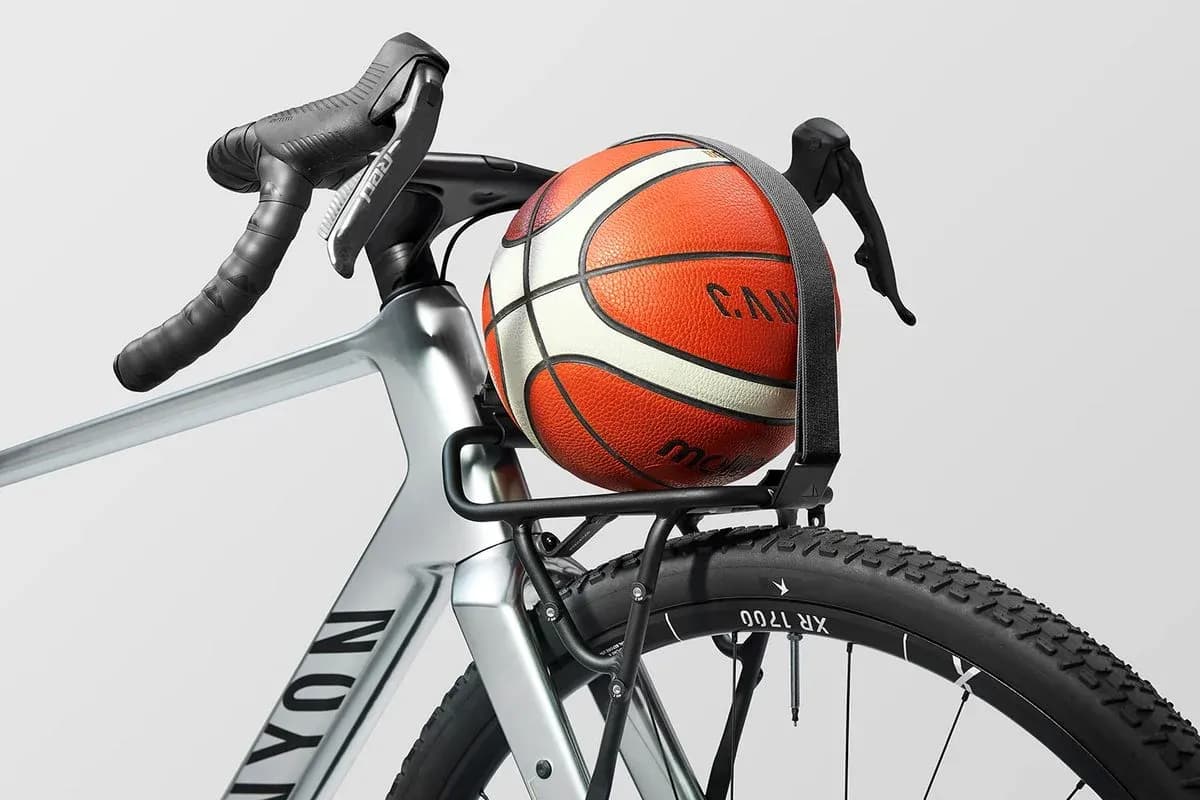 Balón de baloncesto sobre una bicicleta de carretera