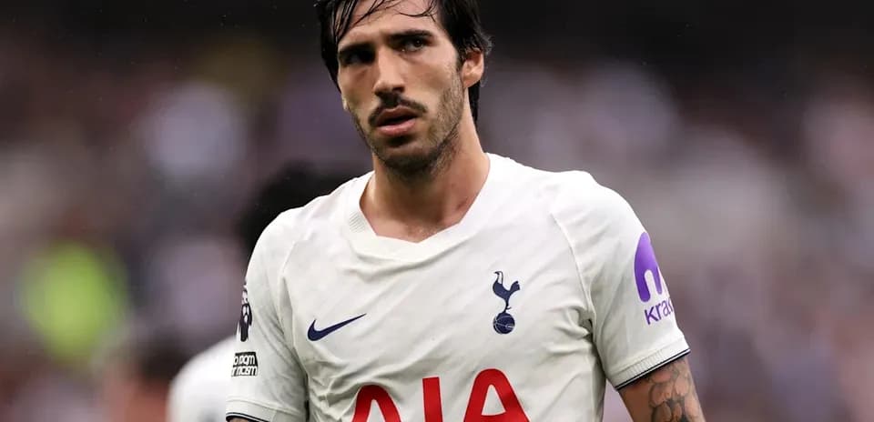 Jugador de Tottenham en el campo durante un partido